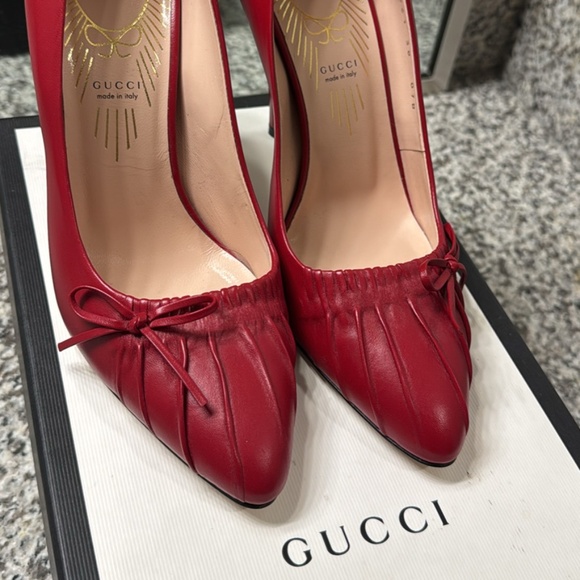 Red Gucci Heels with bow - Picture 1 of 3